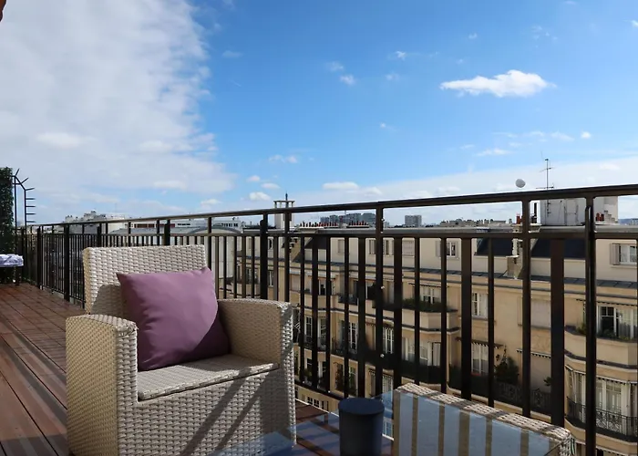 Eiffel Tower View Rooftop Studio
