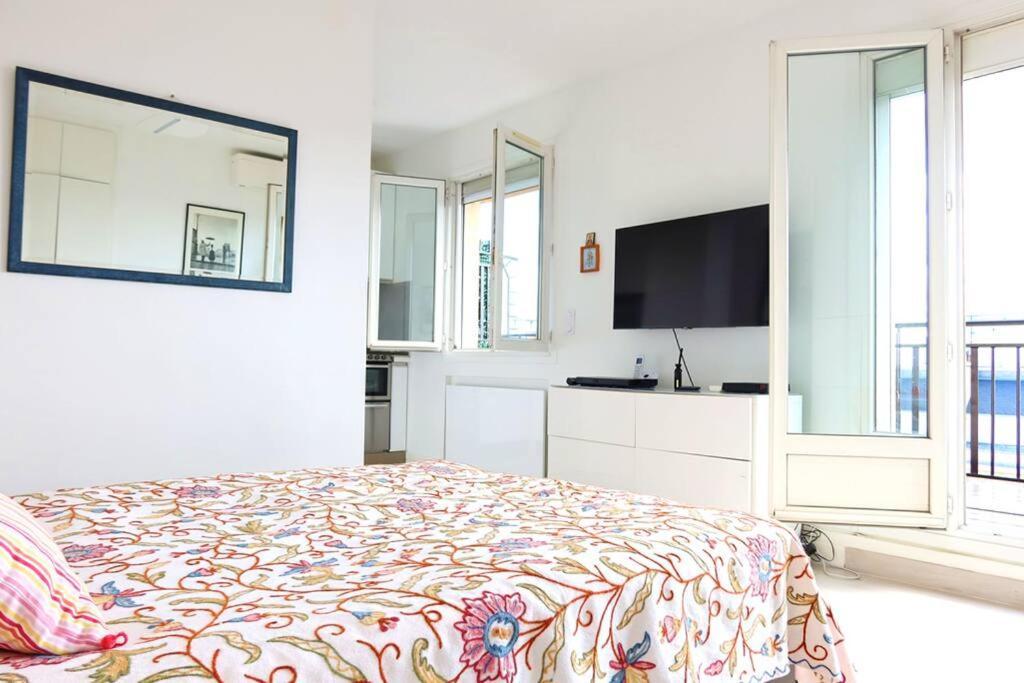 Appartement Eiffel Tower View Rooftop Studio Parijs