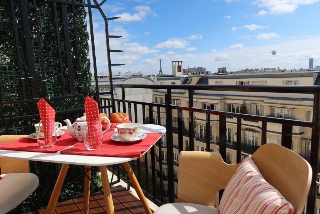 Eiffel Tower View Rooftop Studio * Parijs